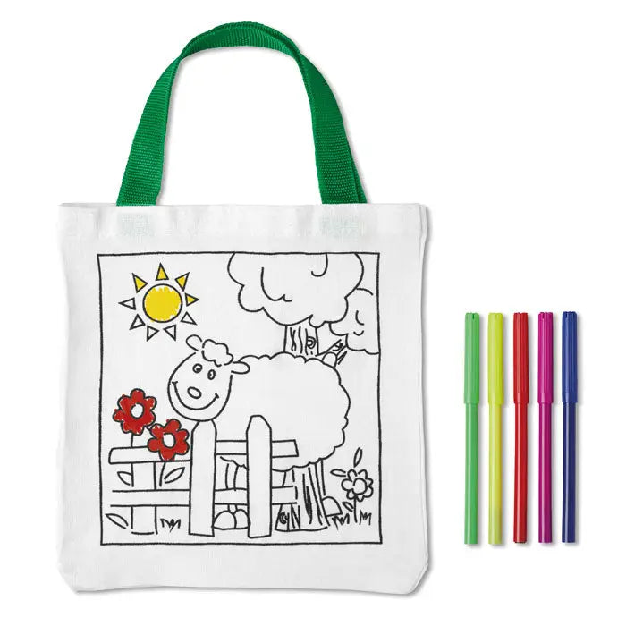 Geanta tote albă din pânză cu mânere verzi și desen conturat de oaie în câmp însorit cu cinci markere colorate