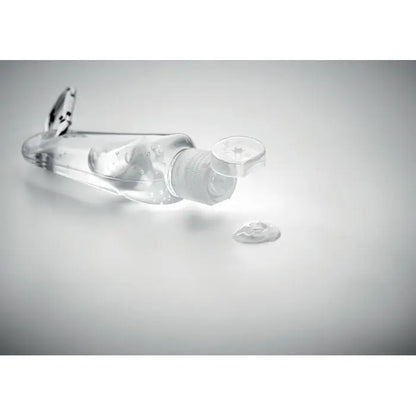 Gel de curatare maini 30 ml sticla transparenta din plastic cu capac alb si picatura mica de gel langa ea