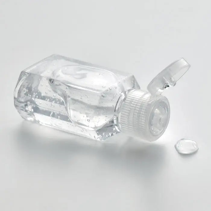Gel de curatare maini 30 ml in recipient transparent din plastic cu capac alb tip clapeta si lichid vizibil