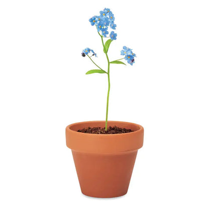 Ghiveci de teracota cu un singur tulpină de flori albastre artificiale nu mă uita și frunze verzi