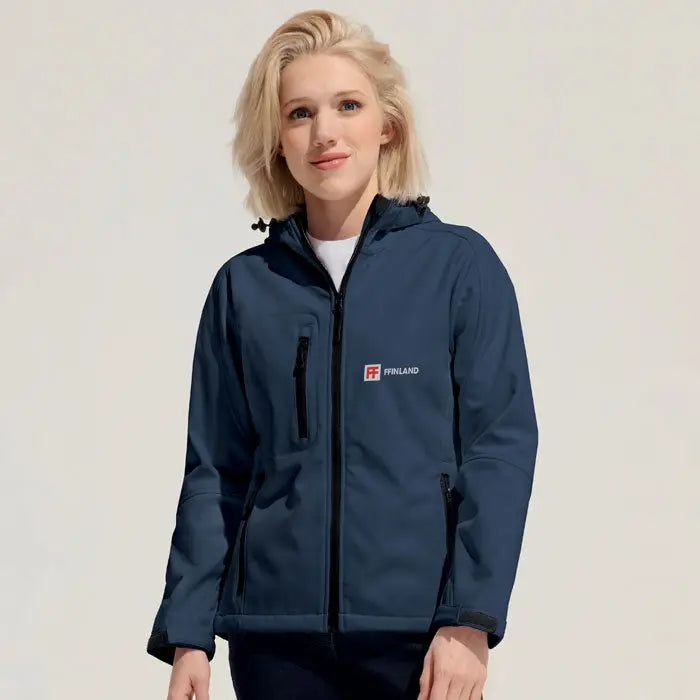 Jachetă softshell bleumarin gluga replay femei cu fermoar negru și logo alb finland pe piept stânga