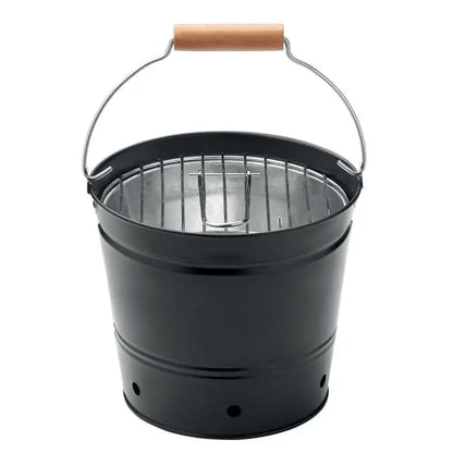 Gratar cu galeata portabil negru din metal cu maner de lemn si gratar de sarma pentru gatit in aer liber