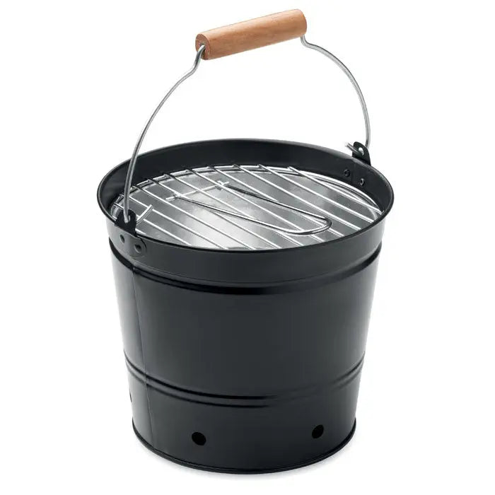 Gratar cu galeata portabil negru din metal cu maner de lemn si gratar din sarma argintie pentru gratar in aer liber