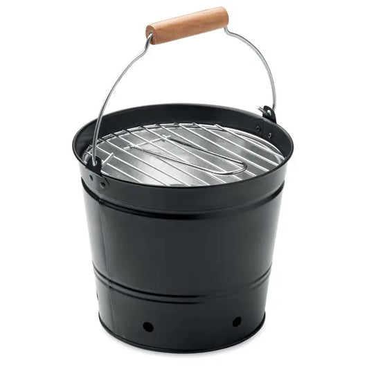 Gratar cu galeata portabil negru din metal cu maner de lemn si gratar din sarma argintie pentru gratar in aer liber