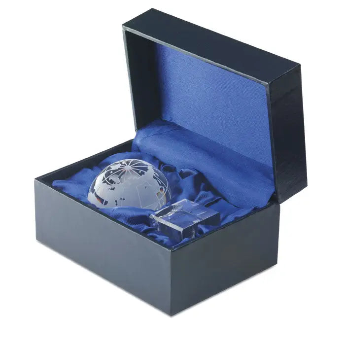 Glob cristal clar cu continente gravate si margine metalica argintie in cutie neagra eleganta pentru greutatea hartiei de birou mundi