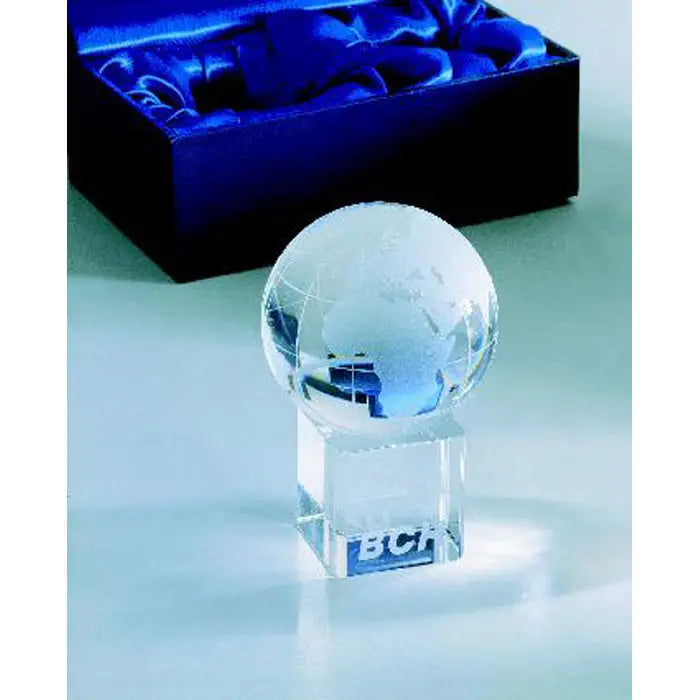 Greutatea hartiei de birou mundi glob de cristal transparent gravat cu continente si linii geografice pe suport cu inscriptie bca