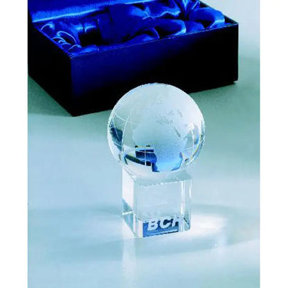 Greutatea hartiei de birou mundi glob de cristal transparent gravat cu continente si linii geografice pe suport cu inscriptie bca