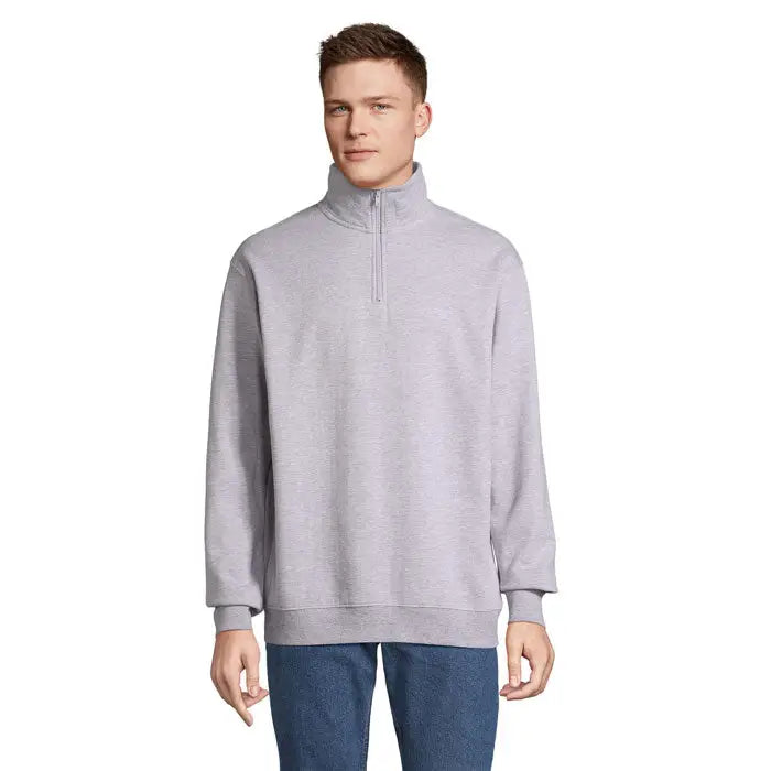 Guler cu fermoar pentru transpiratie conrad un pulover pentru barbati gri deschis din fleece cu guler si mansete striate
