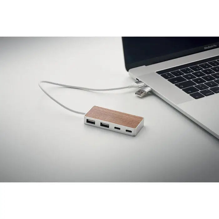 Hub usb 4 porturi 27,5 cm cu design dreptunghiular elegant din lemn natural si laterale metalice cu multiple porturi