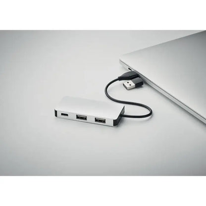 Hub usb cu 3 porturi argintiu cu cablu negru de 20 cm conectat la laptop
