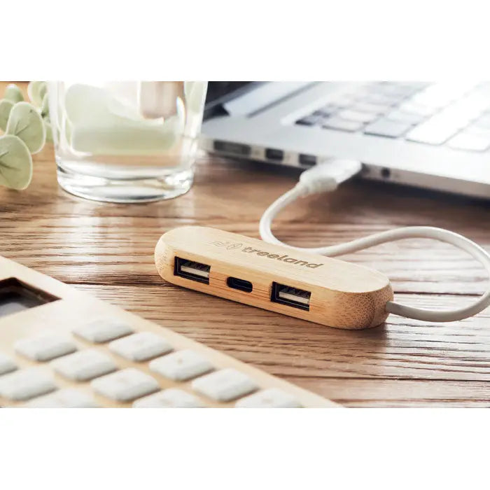 Hub usb cu 3 porturi din bambus maro deschis cu intrare dubla usb-c si usb-a pentru conectivitate extinsa