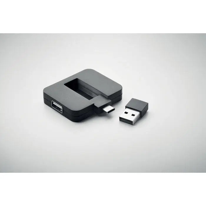 Hub usb cu 4 porturi cu adaptor usb-c la micro-usb negru si design compact cu finisaj mat langa un flash drive usb mic negru