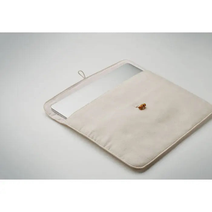 Husa din bumbac bej de 15 inchi cu nasture mic de lemn si maner din material textil pentru laptop
