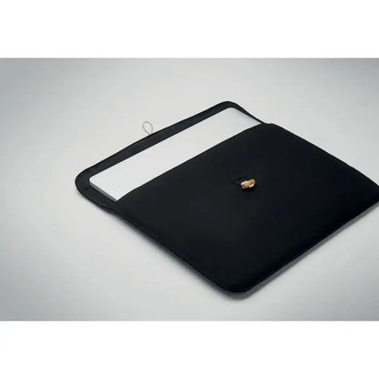 Husa din bumbac neagra de 15 inchi cu finisaj texturat subtil si clasp metalic rotund pentru laptop