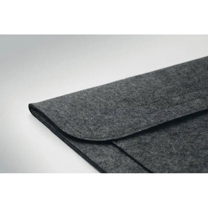 Husa pentru laptop felt de 15 inchi gri închis cu suprafață texturată subtilă și margine curată pliată