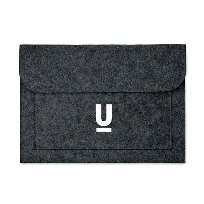 Husa pentru laptop felt de 15 inchi gri inchis cu logo alb u din fetru pe partea din fata