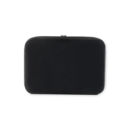 Husa pentru laptop neagra dreptunghiulara cu finisaj mat si cusaturi subtile pentru protectie laptop