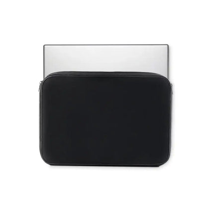 Husa pentru laptop neagra cu design minimalist si cusaturi subtile pe margini din material rezistent