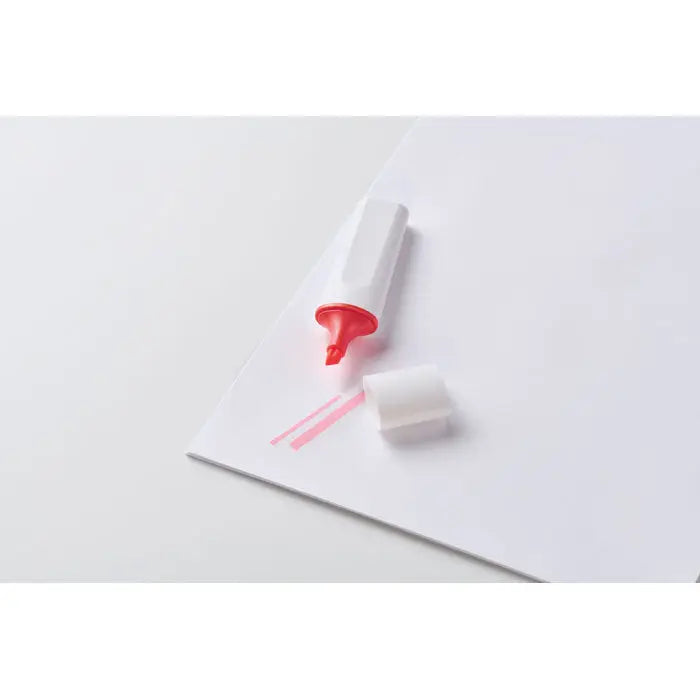Iluminator rpet marker texturat alb cu capac rosu si varf subtire din plastic pentru evidentiere precisa