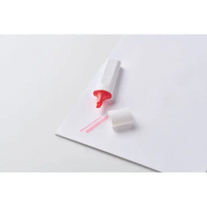Iluminator rpet marker texturat alb cu capac rosu si varf subtire din plastic pentru evidentiere precisa