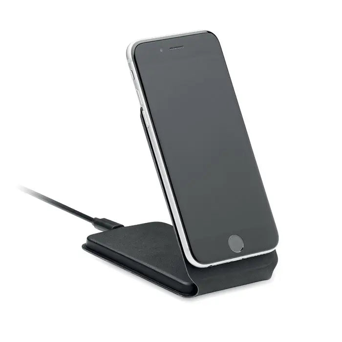 Încărcător magnetic pliabil 15w negru din piele pentru telefon wireless cu design minimalist și telefon argintiu pe el