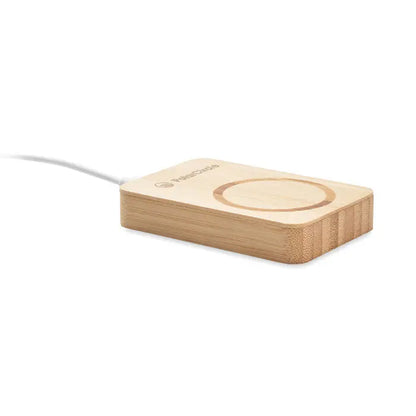 Un încărcător wireless magnetic 10w din bambus maro deschis cu logo polaroid gravat pe suprafața sa circulară