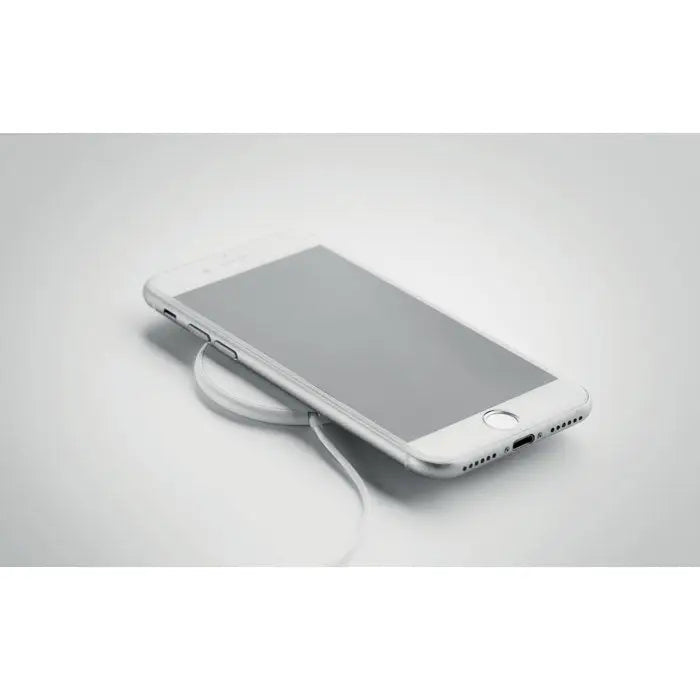 Iphone 6s alb cu finisaj metalic conectat la cablu de incarcare incarcare magnetic wireless 10w