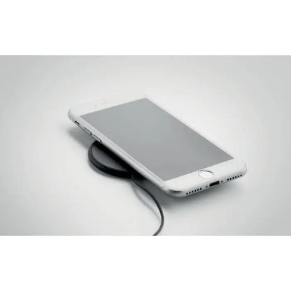 Iphone alb așezat pe un încărcător wireless magnetic negru 10w pentru încărcare rapidă eficientă