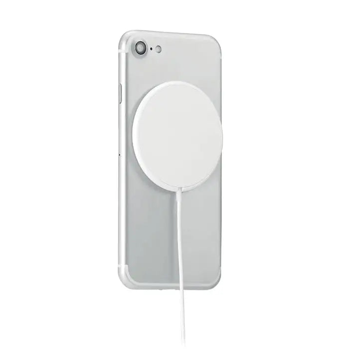 Încărcător magnetic wireless 10w alb rotund atașat pe partea din spate a unui smartphone argintiu