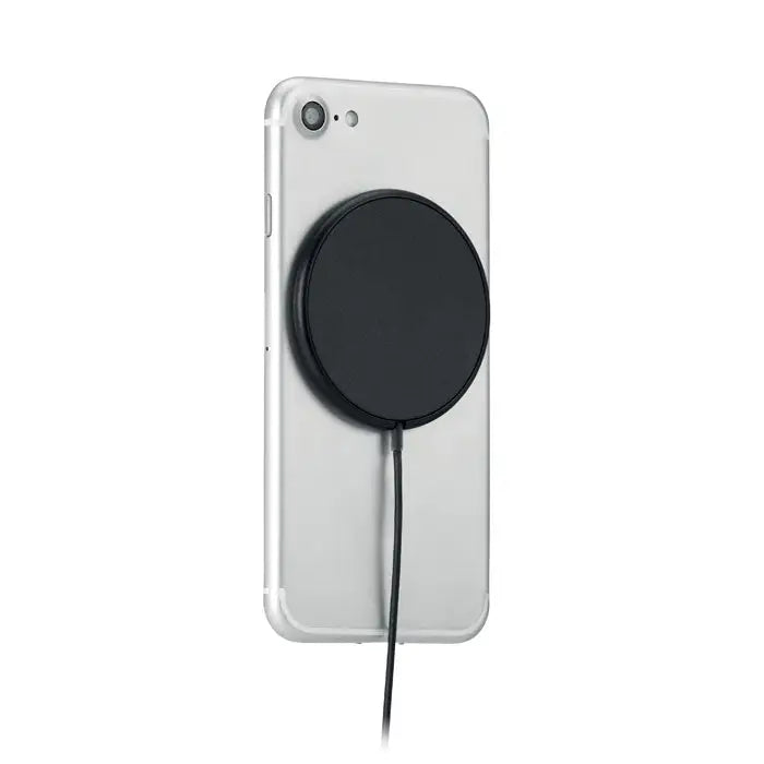 Incarcator magnetic wireless 10w negru atasat pe partea din spate a unui smartphone argintiu