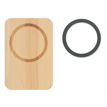 Încărcător magnetic wireless 10w din bambus maro deschis cu design circular gravat și inel de cauciuc negru lângă el