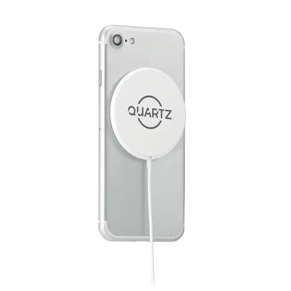 Încărcător magnetic wireless alb din cuarț circular de 10W atașat pe partea din spate a unui smartphone argintiu