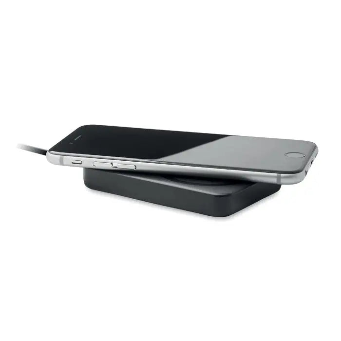 Iphone argintiu pe suport negru elegant de incarcare wireless magnetic 15w rapid si portabil