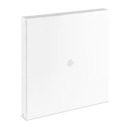 Încărcător pentru covoraș de plută 15w alb dreptunghiular cu design minimalist și logo circular subtil pe față