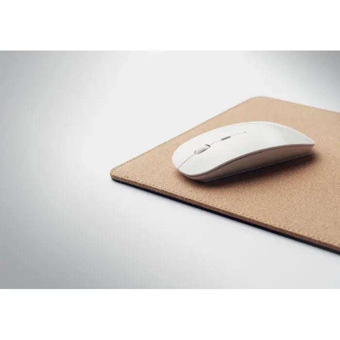 Incarcator pentru covoras de pluta 15w cu mouse wireless alb cu design minimalist pe covoras maro de piele ecologica