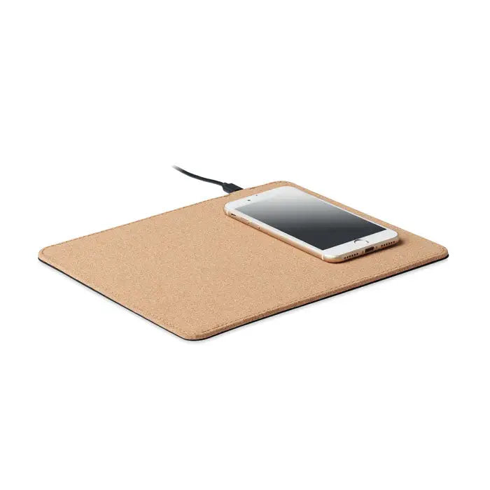Incarcator pentru covoras de pluta 15w cu telefon auriu pe suprafata bej din pluta pentru incarcare wireless