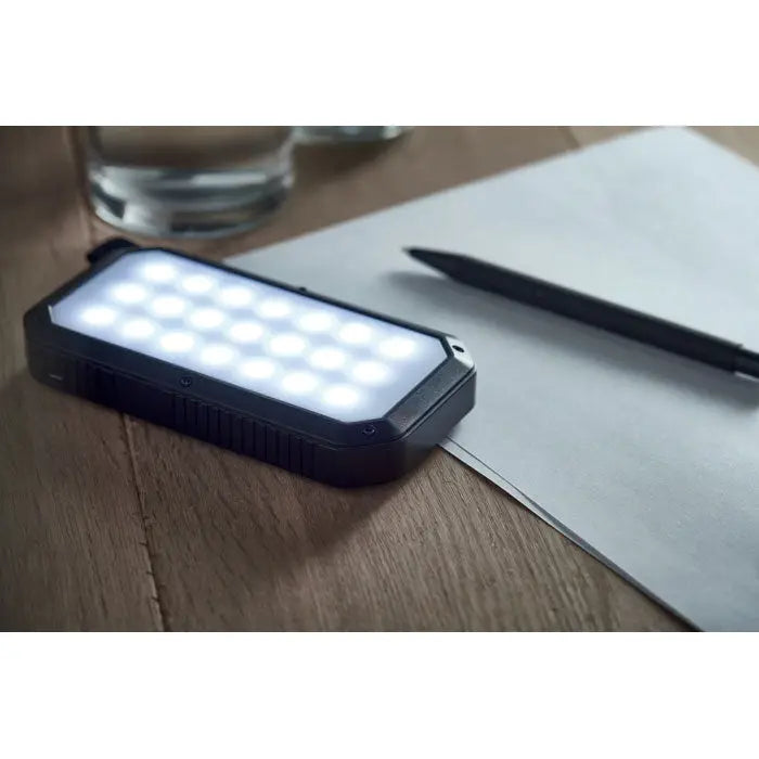 Incarcator solar 8000 mAh panou led dreptunghiular negru cu leduri albe luminoase si margini texturate