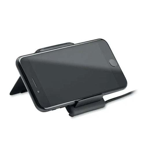 Stand negru pentru smartphone ținând un iPhone negru cu ecranul orientat în sus pentru încărcare wireless 15W