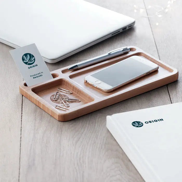 Incarcator wireless 5W pe birou, organizator din lemn deschis cu trei compartimente pentru telefon, pix si clipsuri
