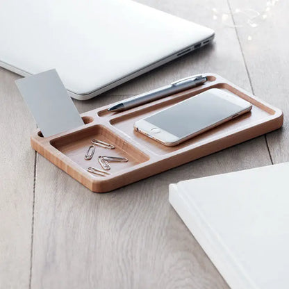 Incarcator wireless 5W pe organizator birou din lemn maro deschis cu compartimente pentru telefon si pix