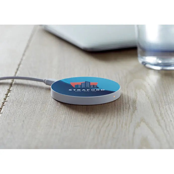 Incarcator wireless 5w alb circular cu logo cityscape albastru si portocaliu stratford pe suprafata sa
