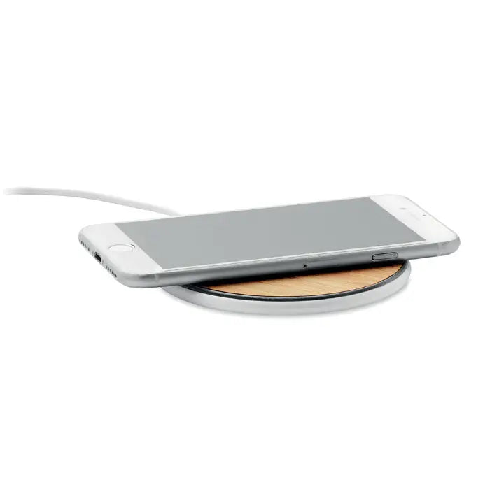 Smartphone argintiu pe incarcator wireless bambus 10w rotund cu centru din lemn si margine metalica