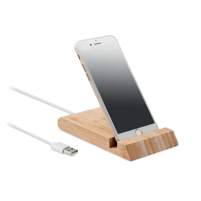 Încărcător wireless bamboo 10w cu suport luminos din bambus ținând un iPhone argintiu lângă două cabluri usb albe