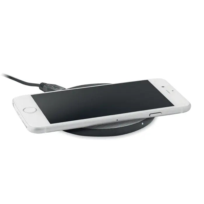 Încărcător wireless circular negru din bambus 5w cu telefon alb așezat pentru încărcare rapidă