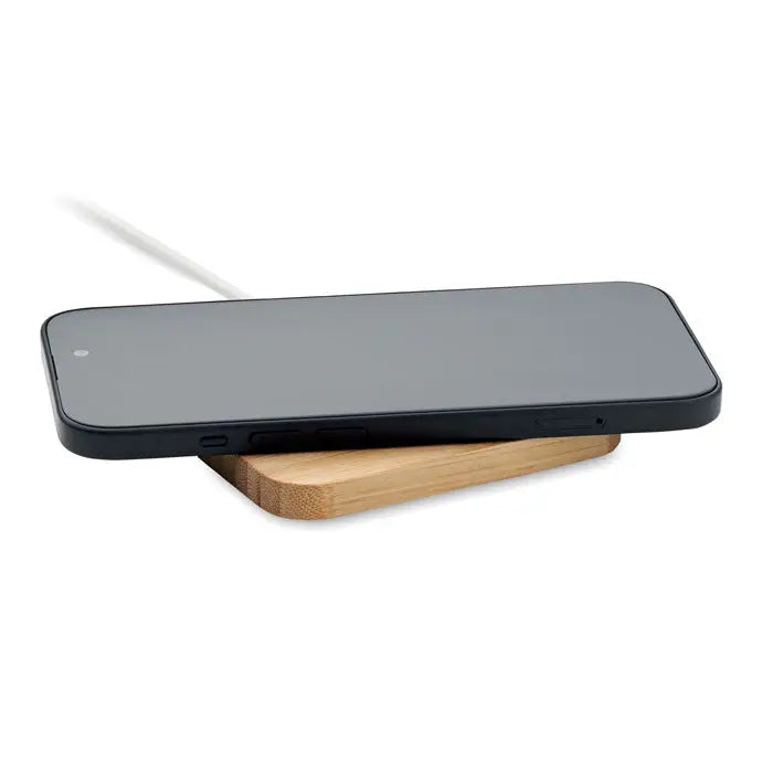 Black smartphone pe încărcător wireless din bambus de 15 w cu textură lemn deschis