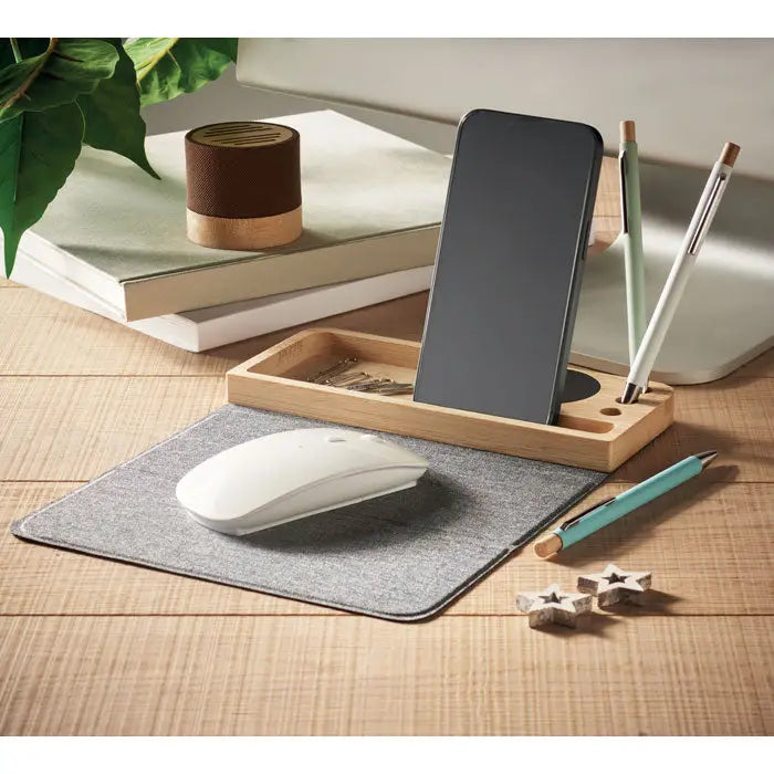 Mousepad texturat gri deschis cu mouse wireless alb pe un încărcător wireless din bambus 15w