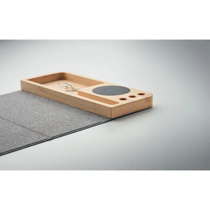 Incarcator wireless din bambus 15w cu organizer dreptunghiular din lemn deschis, pad circular gri inchis si gauri mici