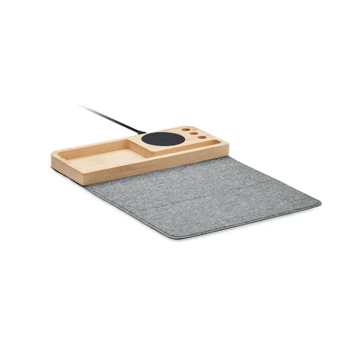 Incarcator wireless din bambus 15w cu pad negru circular de inductie si trei gauri, alaturi de mousepad gri din fetru