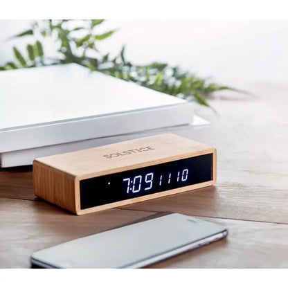 Un ceas alarmă digital din bambus cu afișaj led albastru și încărcător wireless de 5w integrat
