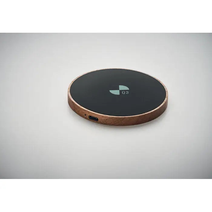 Incarcator wireless circular 15w cu suprafata mata neagra si margine din lemn de salcam cu logo q3 verde deschis